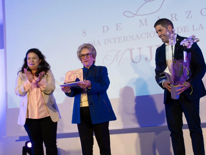 El Ayuntamiento de La Frontera conmemora el 8M con la entrega del Premio Mujer La Frontera 2026 a Carmen Dolores Morales Castañeda “Loli”